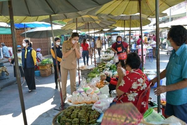 ภาพประกอบข่าว ลำดับที่ 3 จาก พูดคุยทักทายกับประชาชนที่มาเดินตลาดสดเทศบาล