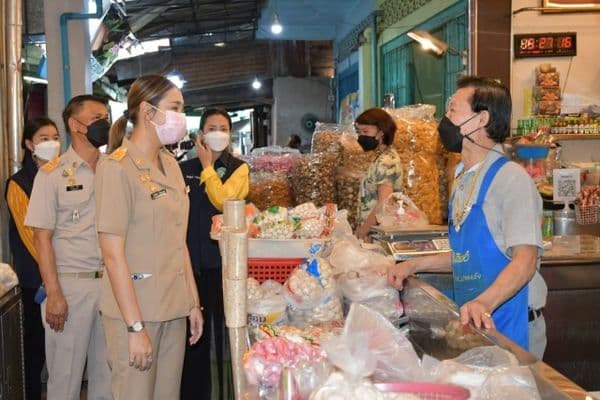 ภาพประกอบข่าว ลำดับที่ 7 จาก พูดคุยทักทายกับประชาชนที่มาเดินตลาดสดเทศบาล