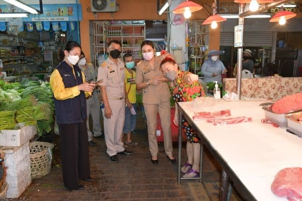 ภาพประกอบข่าว ลำดับที่ 8 จาก พูดคุยทักทายกับประชาชนที่มาเดินตลาดสดเทศบาล