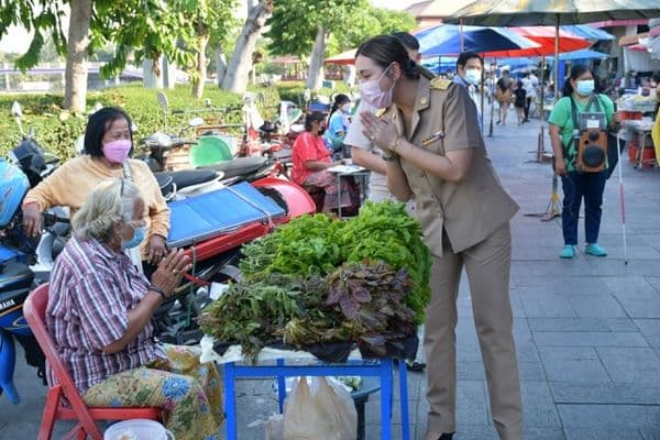 ภาพประกอบข่าว ลำดับที่ 11 จาก พูดคุยทักทายกับประชาชนที่มาเดินตลาดสดเทศบาล