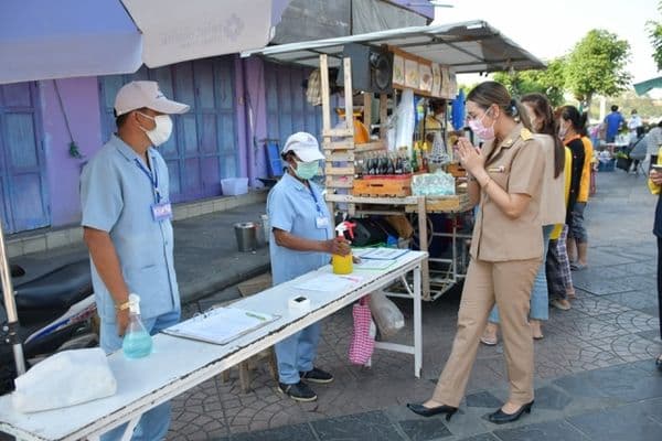 ภาพประกอบข่าว ลำดับที่ 12 จาก พูดคุยทักทายกับประชาชนที่มาเดินตลาดสดเทศบาล