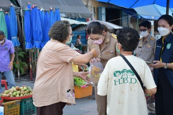 ภาพประกอบข่าว ลำดับที่ 13 จาก พูดคุยทักทายกับประชาชนที่มาเดินตลาดสดเทศบาล
