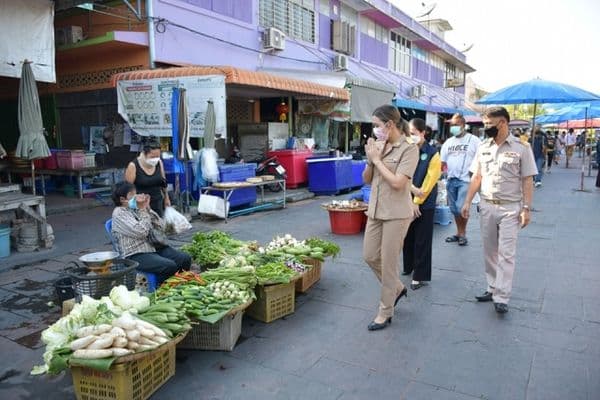 ภาพประกอบข่าว ลำดับที่ 14 จาก พูดคุยทักทายกับประชาชนที่มาเดินตลาดสดเทศบาล