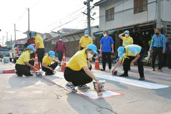 ภาพประกอบข่าว ลำดับที่ 2 จาก กิจกรรมจิตอาสาทาสีทางม้าลายบริเวณหน้าโรงเรียน