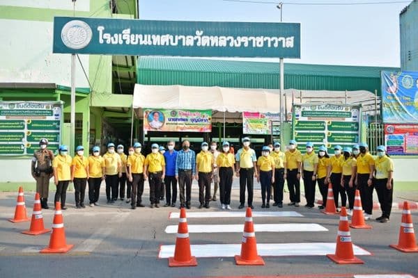 ภาพประกอบข่าว ลำดับที่ 4 จาก กิจกรรมจิตอาสาทาสีทางม้าลายบริเวณหน้าโรงเรียน