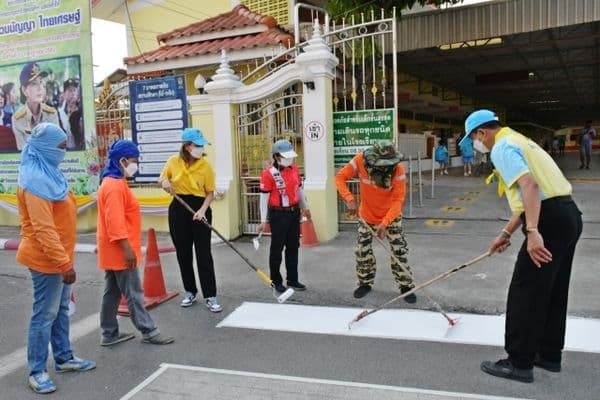 ภาพประกอบข่าว ลำดับที่ 5 จาก กิจกรรมจิตอาสาทาสีทางม้าลายบริเวณหน้าโรงเรียน