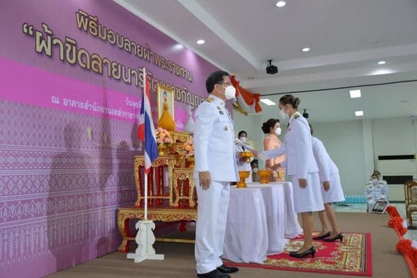ภาพประกอบข่าว ลำดับที่ 5 จาก พิธีรับมอบลายผ้าพระราชทาน ผ้าขิดลายนารีรัตนราชกัญญา สมเด็จพระเจ้าลูกเธอเจ้าฟ้าสิริวัณณวรีนารีรัตน์ราชกัญญา