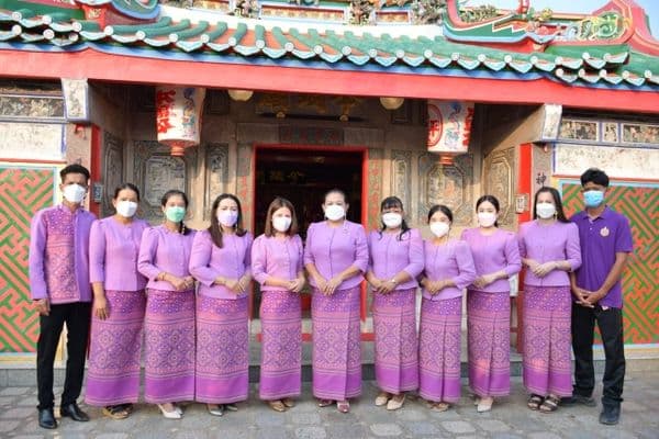 ภาพประกอบข่าว ลำดับที่ 14 จาก พิธีทำบุญตักบาตรถวายปิ่นโตแด่พระภิกษุสงฆ์ และพิธีไหว้ศาลเจ้าพ่อหลักเมือง พร้อมด้วยสรงน้ำพระพุทธรูป เนื่องในประเพณีวันสงกรานต์ ประจำปี​ 2565​
