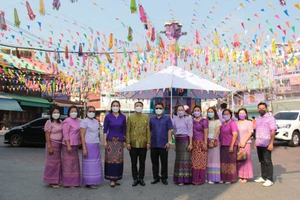 ภาพประกอบข่าว ลำดับที่ 12 จาก พิธีทำบุญตักบาตรถวายปิ่นโตแด่พระภิกษุสงฆ์ และพิธีไหว้ศาลเจ้าพ่อหลักเมือง พร้อมด้วยสรงน้ำพระพุทธรูป เนื่องในประเพณีวันสงกรานต์ ประจำปี​ 2565​