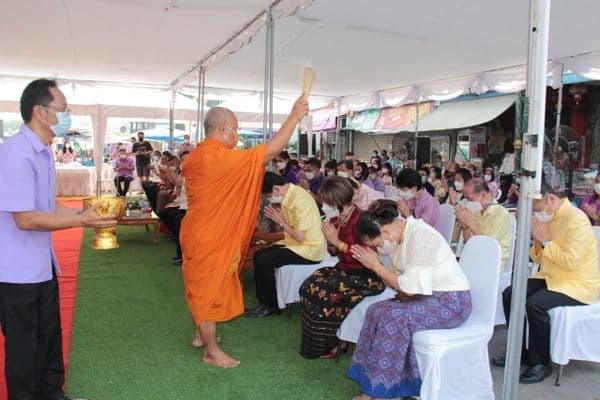 ภาพประกอบข่าว ลำดับที่ 7 จาก พิธีทำบุญตักบาตรถวายปิ่นโตแด่พระภิกษุสงฆ์ และพิธีไหว้ศาลเจ้าพ่อหลักเมือง พร้อมด้วยสรงน้ำพระพุทธรูป เนื่องในประเพณีวันสงกรานต์ ประจำปี​ 2565​