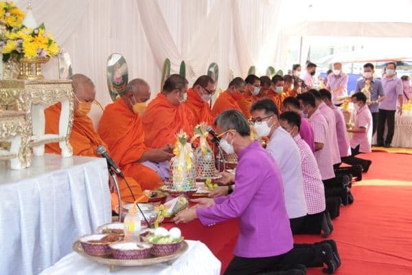 ภาพประกอบข่าว ลำดับที่ 4 จาก พิธีทำบุญตักบาตรถวายปิ่นโตแด่พระภิกษุสงฆ์ และพิธีไหว้ศาลเจ้าพ่อหลักเมือง พร้อมด้วยสรงน้ำพระพุทธรูป เนื่องในประเพณีวันสงกรานต์ ประจำปี​ 2565​