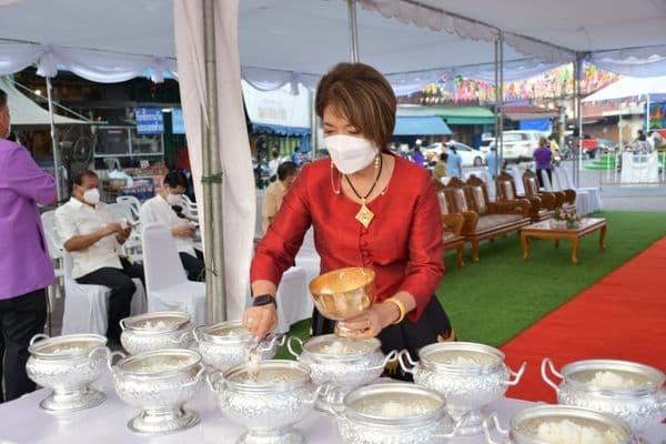 ภาพประกอบข่าว ลำดับที่ 1 จาก พิธีทำบุญตักบาตรถวายปิ่นโตแด่พระภิกษุสงฆ์ และพิธีไหว้ศาลเจ้าพ่อหลักเมือง พร้อมด้วยสรงน้ำพระพุทธรูป เนื่องในประเพณีวันสงกรานต์ ประจำปี​ 2565​