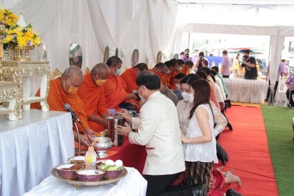 ภาพประกอบข่าว ลำดับที่ 5 จาก พิธีทำบุญตักบาตรถวายปิ่นโตแด่พระภิกษุสงฆ์ และพิธีไหว้ศาลเจ้าพ่อหลักเมือง พร้อมด้วยสรงน้ำพระพุทธรูป เนื่องในประเพณีวันสงกรานต์ ประจำปี​ 2565​