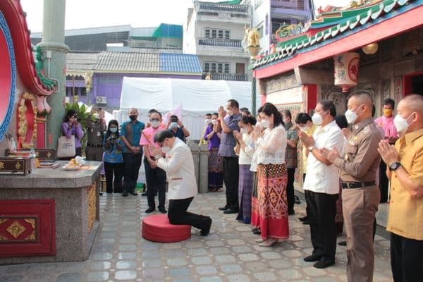 ภาพประกอบข่าว ลำดับที่ 9 จาก พิธีทำบุญตักบาตรถวายปิ่นโตแด่พระภิกษุสงฆ์ และพิธีไหว้ศาลเจ้าพ่อหลักเมือง พร้อมด้วยสรงน้ำพระพุทธรูป เนื่องในประเพณีวันสงกรานต์ ประจำปี​ 2565​
