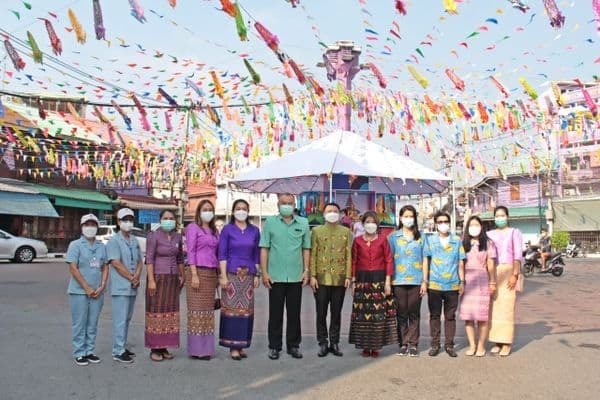 ภาพประกอบข่าว ลำดับที่ 13 จาก พิธีทำบุญตักบาตรถวายปิ่นโตแด่พระภิกษุสงฆ์ และพิธีไหว้ศาลเจ้าพ่อหลักเมือง พร้อมด้วยสรงน้ำพระพุทธรูป เนื่องในประเพณีวันสงกรานต์ ประจำปี​ 2565​