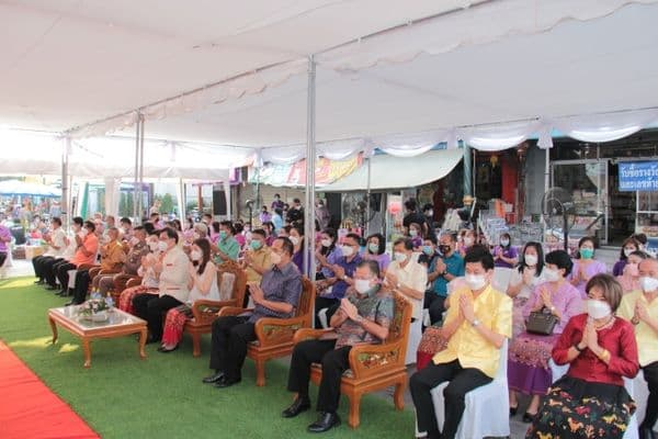 ภาพประกอบข่าว ลำดับที่ 8 จาก พิธีทำบุญตักบาตรถวายปิ่นโตแด่พระภิกษุสงฆ์ และพิธีไหว้ศาลเจ้าพ่อหลักเมือง พร้อมด้วยสรงน้ำพระพุทธรูป เนื่องในประเพณีวันสงกรานต์ ประจำปี​ 2565​
