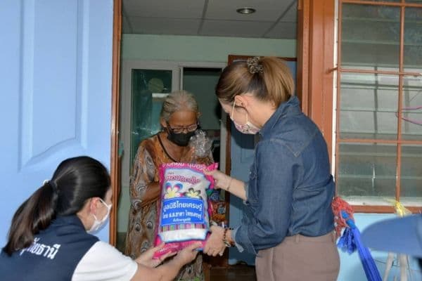 ภาพประกอบข่าว ลำดับที่ 1 จาก มอบเครื่องอุปโภค บริโภค ตามโครงการขับเคลื่อนปฏิบัติการขจัดความยากจน