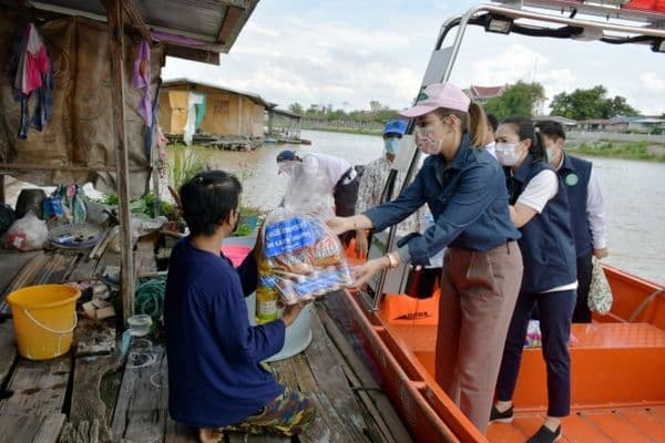 ภาพประกอบข่าว ลำดับที่ 4 จาก มอบเครื่องอุปโภค บริโภค ตามโครงการขับเคลื่อนปฏิบัติการขจัดความยากจน