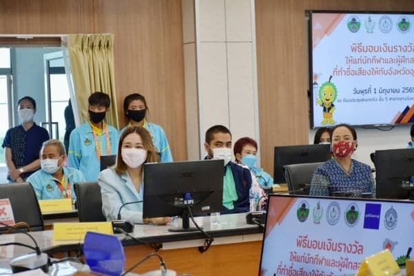 ภาพประกอบข่าว ลำดับที่ 4 จาก ร่วมเป็นเกียรในพิธีมอบเงินรางวัลให้กับนักกีฬา และผู้ฝึกสอนที่ทำชื่อเสียงให้กับจังหวัดอุทัยธานี