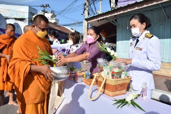 ภาพประกอบข่าว ลำดับที่ 7 จาก พิธีทำบุญตักบาตรถวายพระราชกุศล 3 มิถุนายน 2565 (ภาคเช้า)