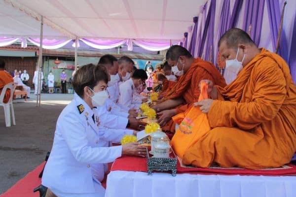 ภาพประกอบข่าว ลำดับที่ 3 จาก พิธีทำบุญตักบาตรถวายพระราชกุศล 3 มิถุนายน 2565 (ภาคเช้า)