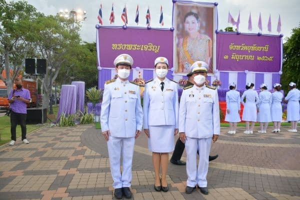 ภาพประกอบข่าว ลำดับที่ 1 จาก ถวายเครื่องราชสักการะ (พานพุ่มทอง-พานพุ่มเงิน)