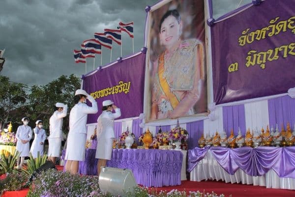 ภาพประกอบข่าว ลำดับที่ 3 จาก ถวายเครื่องราชสักการะ (พานพุ่มทอง-พานพุ่มเงิน)