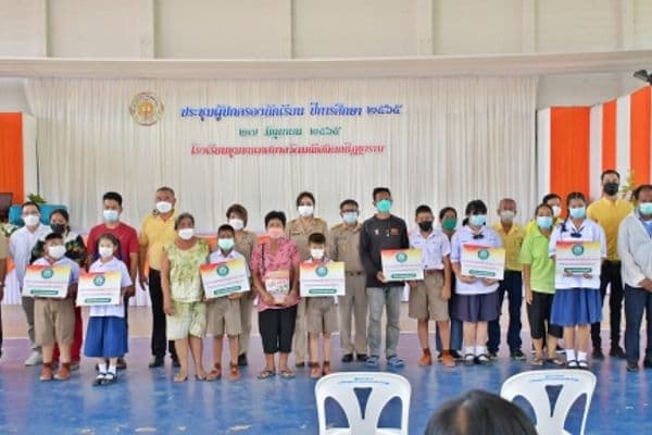 ภาพประกอบข่าว ลำดับที่ 1 จาก ประชุมผู้ปกครองนักเรียนและมอบปัจจัยพื้นฐาน โรงเรียนชุมชนเทศบาลวัดมณีสถิตกปิฏฐาราม