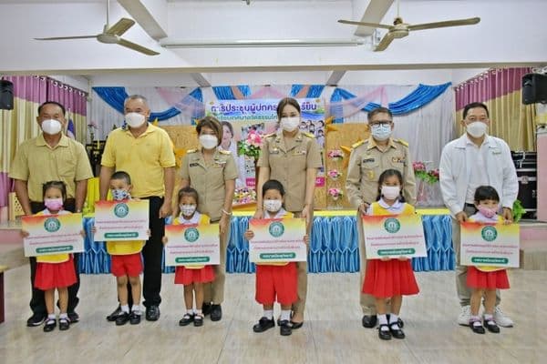ภาพประกอบข่าว ลำดับที่ 1 จาก ประชุมผู้ปกครองนักเรียนและมอบปัจจัยพื้นฐาน โรงเรียนเทศบาลวัดธรรมโศภิต