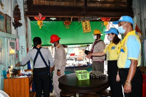 ภาพประกอบข่าว ลำดับที่ 2 จาก ลงพื้นที่ตรวจสอบระบบและสายไฟฟ้าภายในและภายนอกอาคารบ้านเรือนประชาชนอาคารไม้บริเวณตรอกโรงยาและใกล้เคียง