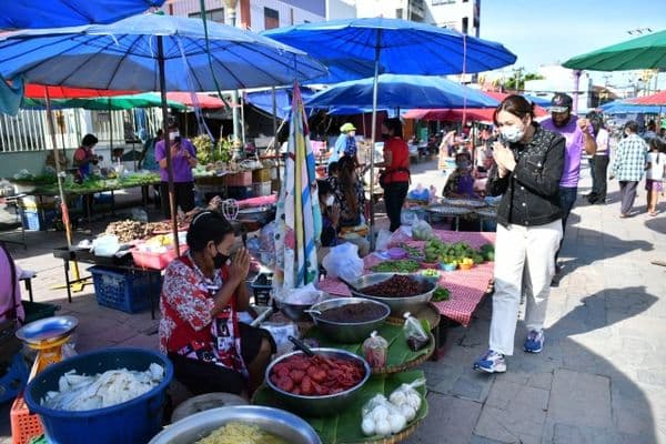 ภาพประกอบข่าว ลำดับที่ 1 จาก ตรวจเยี่ยมและให้กำลังใจพ่อค้า แม่ค้าตลาดเช้าลานสะแกกรังและตลาดสดเทศบาล