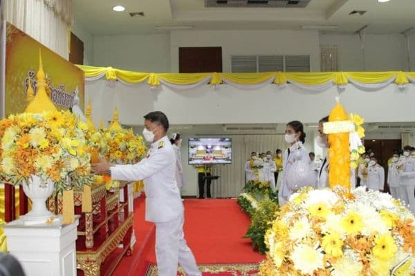 ภาพประกอบข่าว ลำดับที่ 1 จาก พิธีจุดเทียนถวายพระพรชัยมงคลเนื่องในวันเฉลิมพระชนมพรรษาสมเด็จพระเจ้าอยู่หัว 70 พรรษา