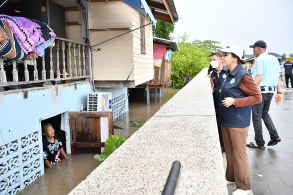 ภาพประกอบข่าว ลำดับที่ 1 จาก ลงพื้นที่ตรวจดูระดับน้ำในแม่น้ำสะแกกรัง ชุมชนในเขตเทศบาล พร้อมทั้งมอบถุงยังชีพให้กำลังใจประชาชนที่ได้รับผลกระทบ