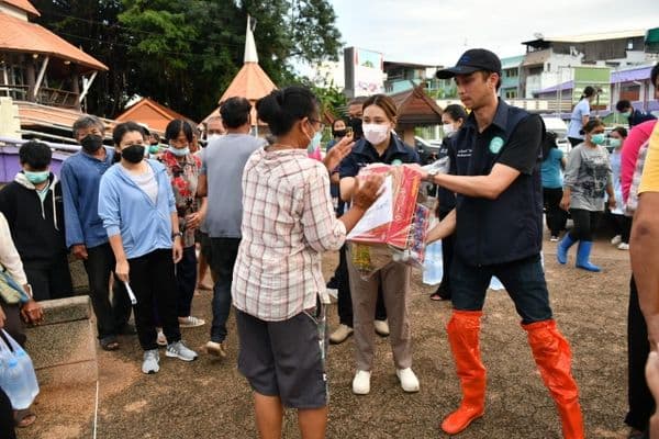 ภาพประกอบข่าว ลำดับที่ 2 จาก ลงพื้นที่ตรวจดูระดับน้ำในแม่น้ำสะแกกรัง ชุมชนในเขตเทศบาล พร้อมทั้งมอบถุงยังชีพให้กำลังใจประชาชนที่ได้รับผลกระทบ
