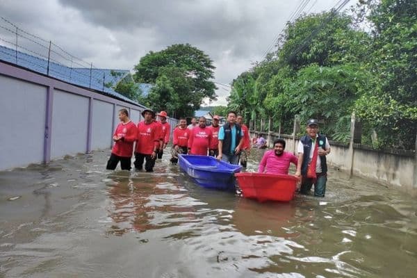 ภาพประกอบข่าว ลำดับที่ 2 จาก ลงพื้นที่ตรวจดูน้ำท่วมขังบริเวณชุมชนในเขตเทศบาล
