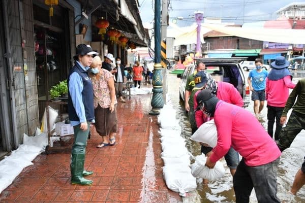 ภาพประกอบข่าว ลำดับที่ 3 จาก ลงพื้นที่ตรวจดูน้ำท่วมขังบริเวณชุมชนในเขตเทศบาล