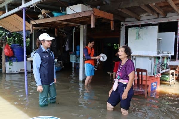 ภาพประกอบข่าว ลำดับที่ 9 จาก ลงพื้นที่ตรวจดูน้ำท่วมขังบริเวณชุมชนในเขตเทศบาล