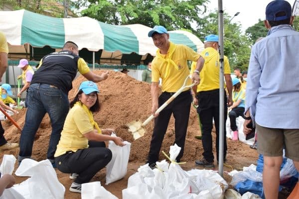 ภาพประกอบข่าว ลำดับที่ 2 จาก เทศบาลเมืองอุทัยธานีร่วมกิจกรรมจิตอาสาภัยพิบัติ (บรรจุกระสอบทราย)