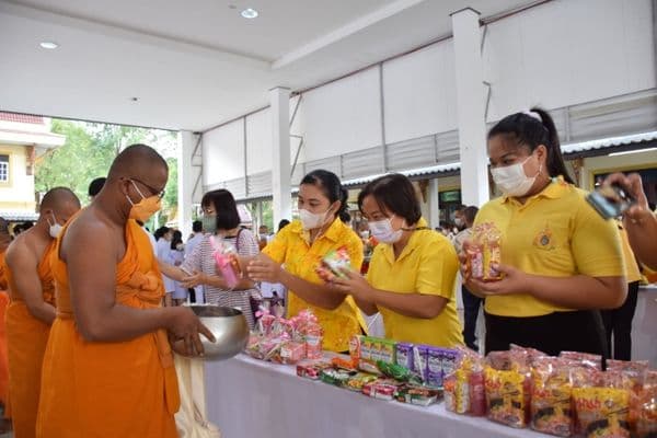 ภาพประกอบข่าว ลำดับที่ 4 จาก ร่วมกิจกรรมน้อมรำลึกในพระมหากรุณาธิคุณ เนื่องในวันคล้ายวันสวรรคต พระบาทสมเด็จพระบรมชนกาธิเบศร มหาภูมิพลอดุลยเดชมหาราช บรมนาถบพิตร