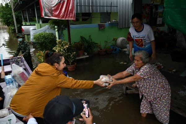ภาพประกอบข่าว ลำดับที่ 2 จาก ลงเรือแจกข้าวกล่อง พร้อมยารักษาโรคให้กับประชาชนชุมชนวังยาง