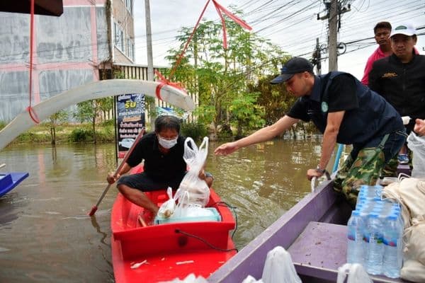 ภาพประกอบข่าว ลำดับที่ 1 จาก ลงเรือแจกข้าวกล่อง พร้อมยารักษาโรคให้กับประชาชนชุมชนวังยาง